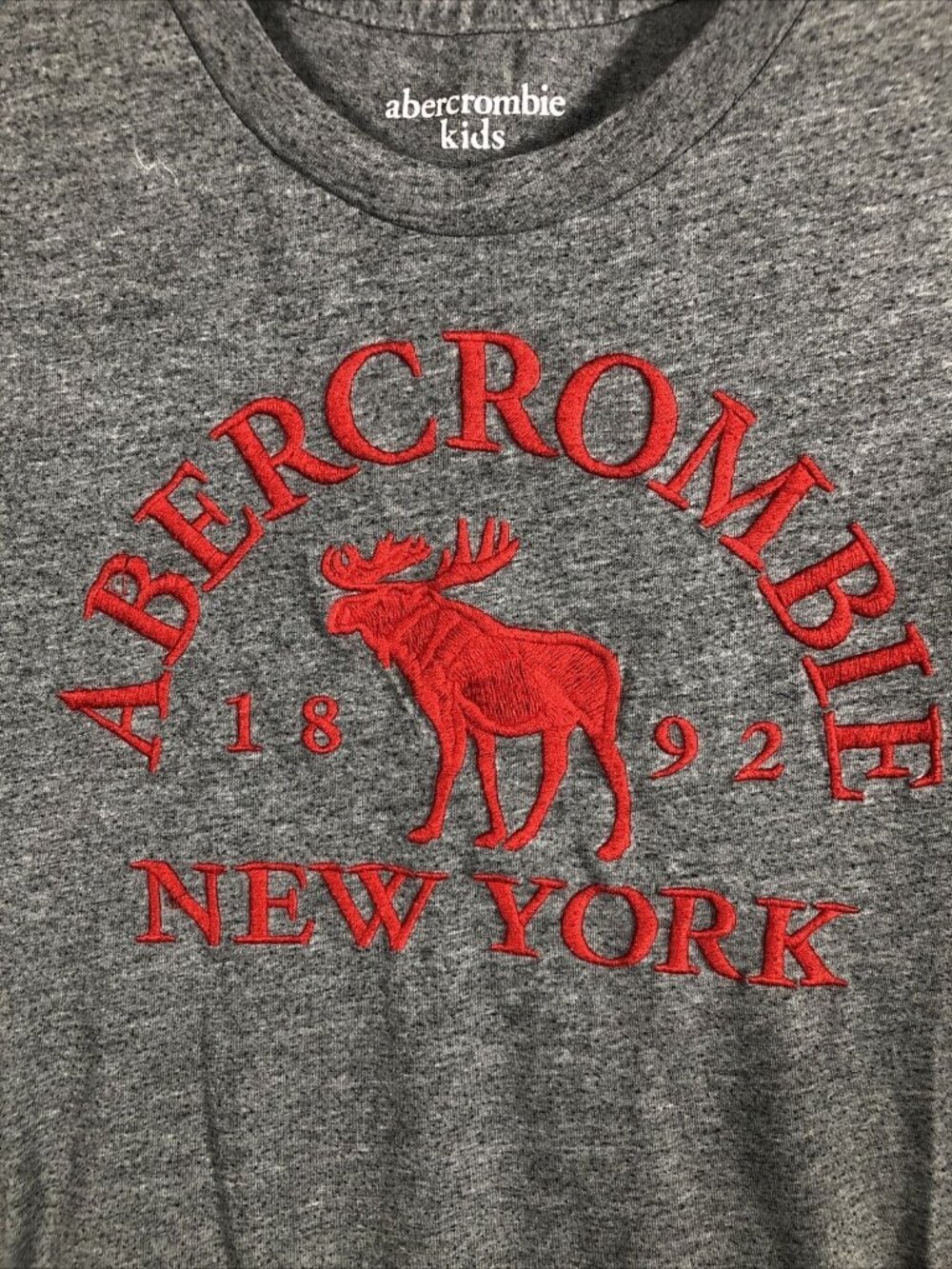 Abercrombie Kids Gray Tee With Red Embroidery Moose Logo New York Design - Picture 2 of 7
